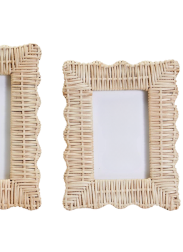 SCALLOPED WICKER PICTURE FRAME